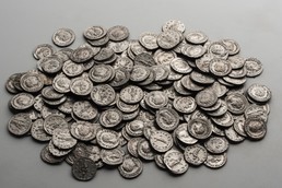 Éremtár - Ezüst éremkincslelet, 3. század, lelőhely: Budaörs-Hosszúrétek, fotó: Komjáthy Zoltán, Aquincumi Múzeum